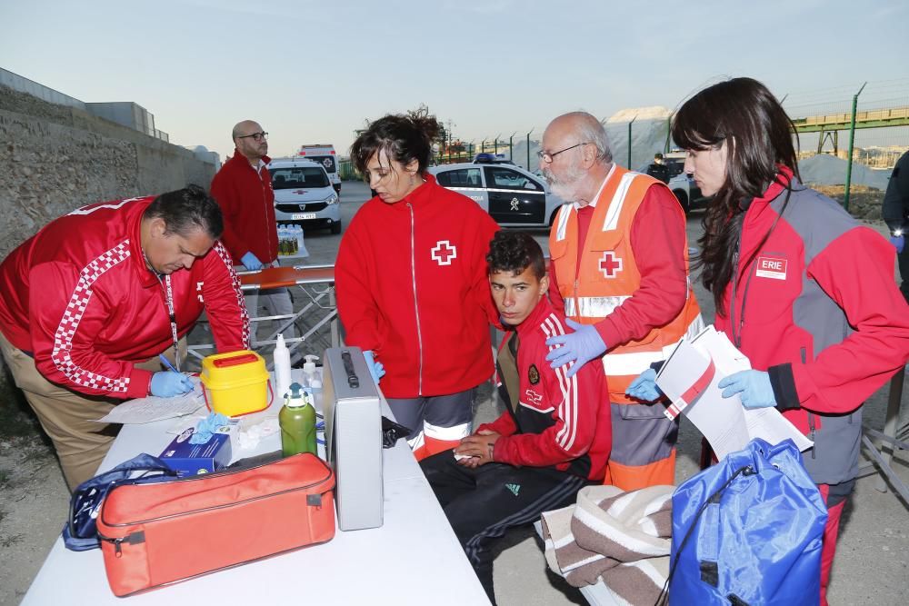 Acogida de los inmigrantes en el muelle de la Sal de Torrevieja por parte de la Cruz Roja