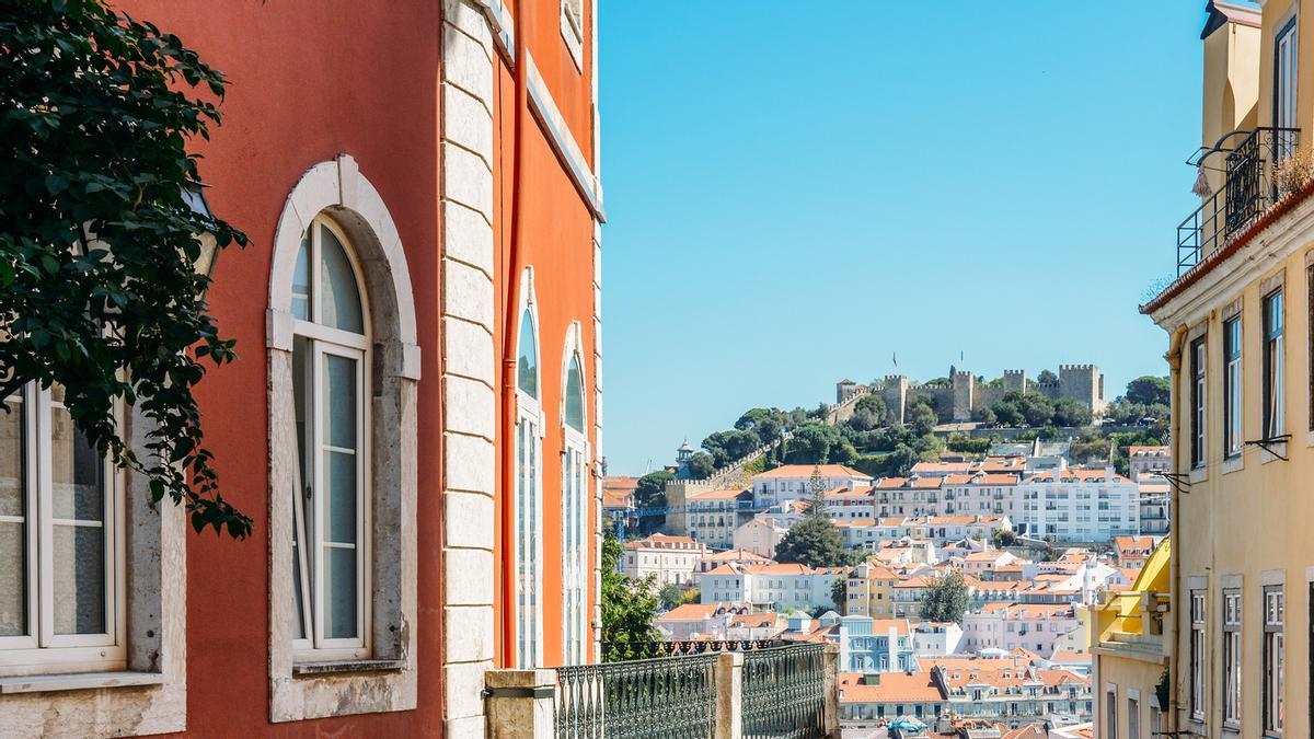 La terraza de un restaurante en Lisboa bajo los clásicos edificios portugueses