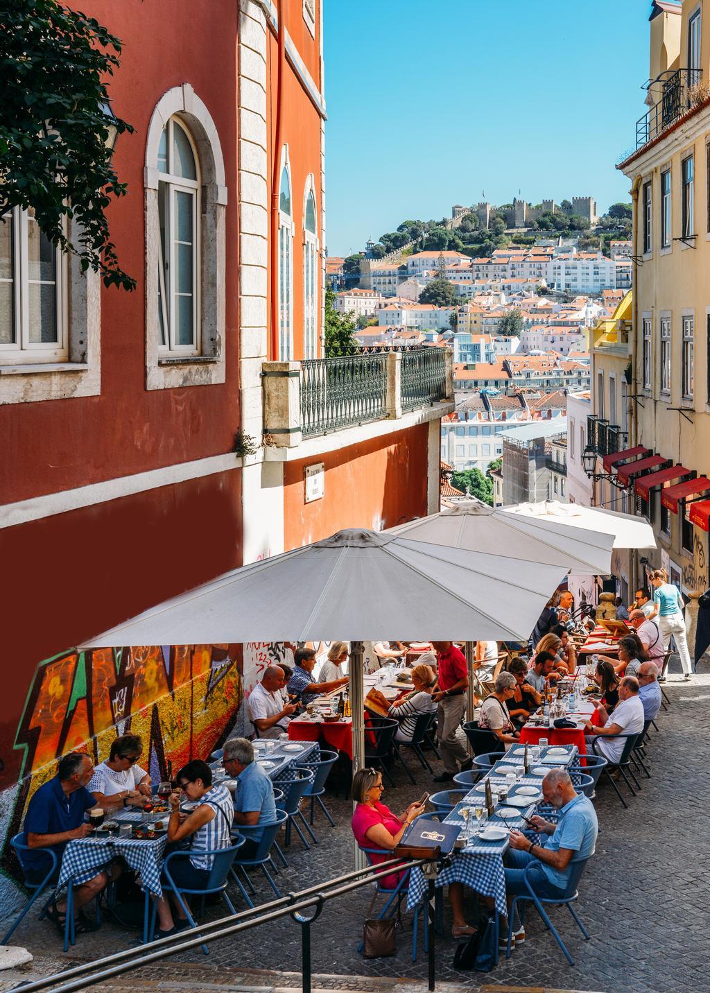 La terraza de un restaurante en Lisboa bajo los clásicos edificios portugueses