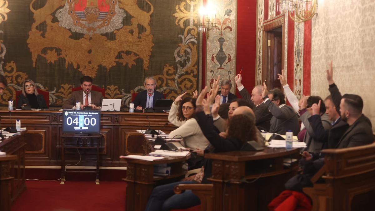 La izquierda votando unida una propuesta con el Pleno dividido