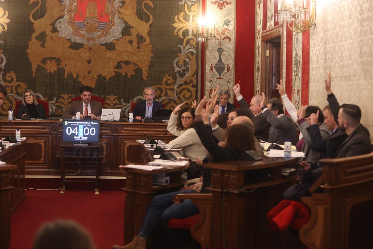 La izquierda votando unida una propuesta con el Pleno dividido