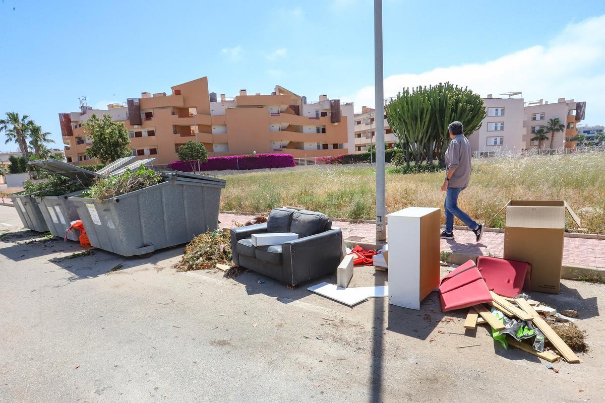 Parques en Orihuela Costa con deficiencias en el mantenimiento
