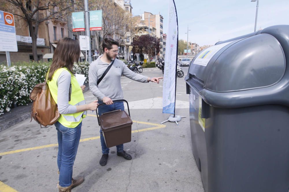 Primer dia de la posada en marxa dels «contenidors intel·ligents» a Girona