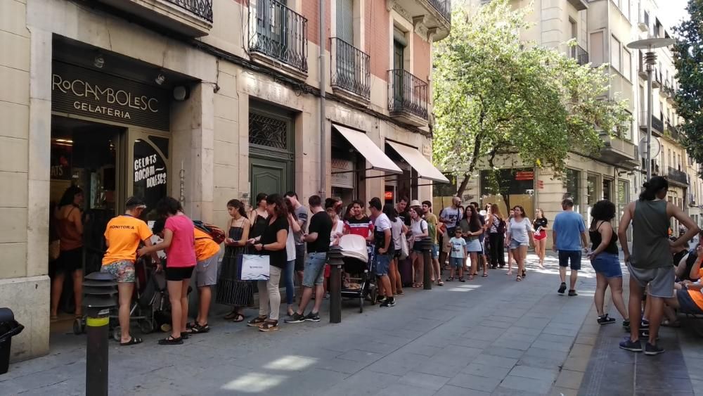 Desenes de persones fan cua per tastar els nous gelats d'«Stranger Things» de Jordi Roca