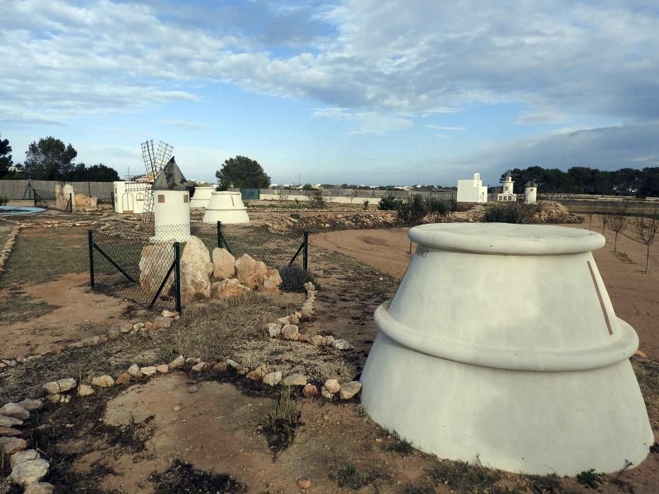 Un jardín con Formentera en miniatura