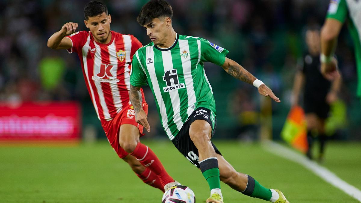 Juan Cruz conduce el balón durante un partido con el Betis ante el Almería.