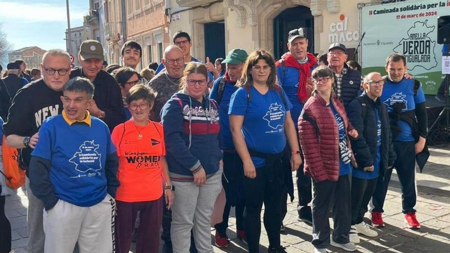 Prop de sis-centes persones caminen a Igualada per la inserció i la inclusió