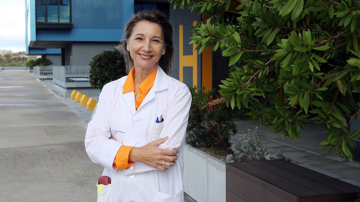La oncóloga Isabel Lorenzo Lorenzo en el Hospital Álvaro Cunqueiro de Vigo