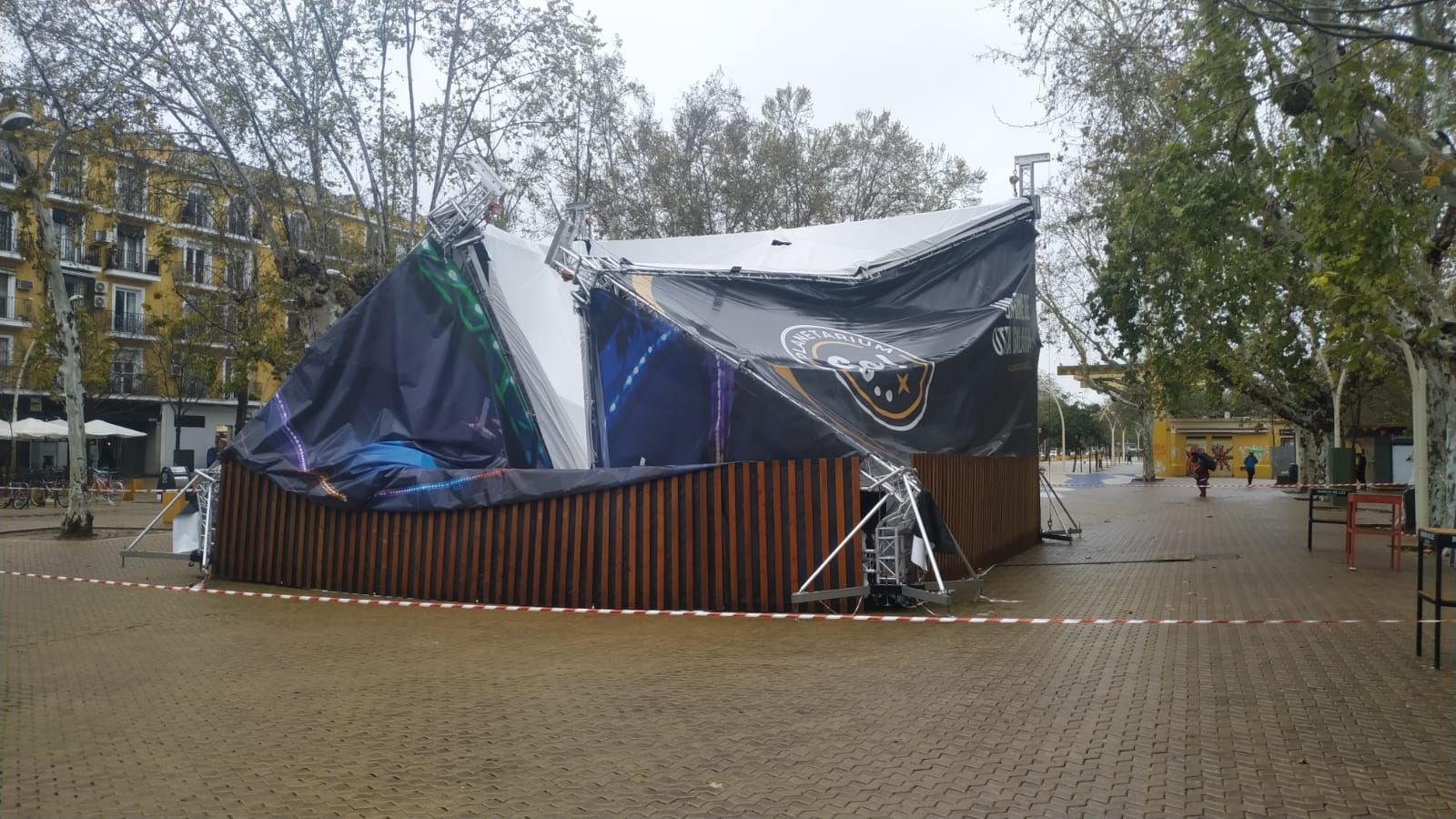Imágenes del desplome de una carpa en la Alameda en Sevilla