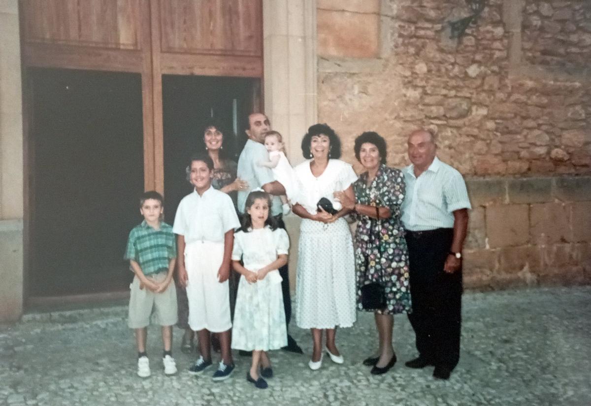 Con sus padres y el resto de su familia durante unas vacaciones en Mallorca a comienzos de los 90.