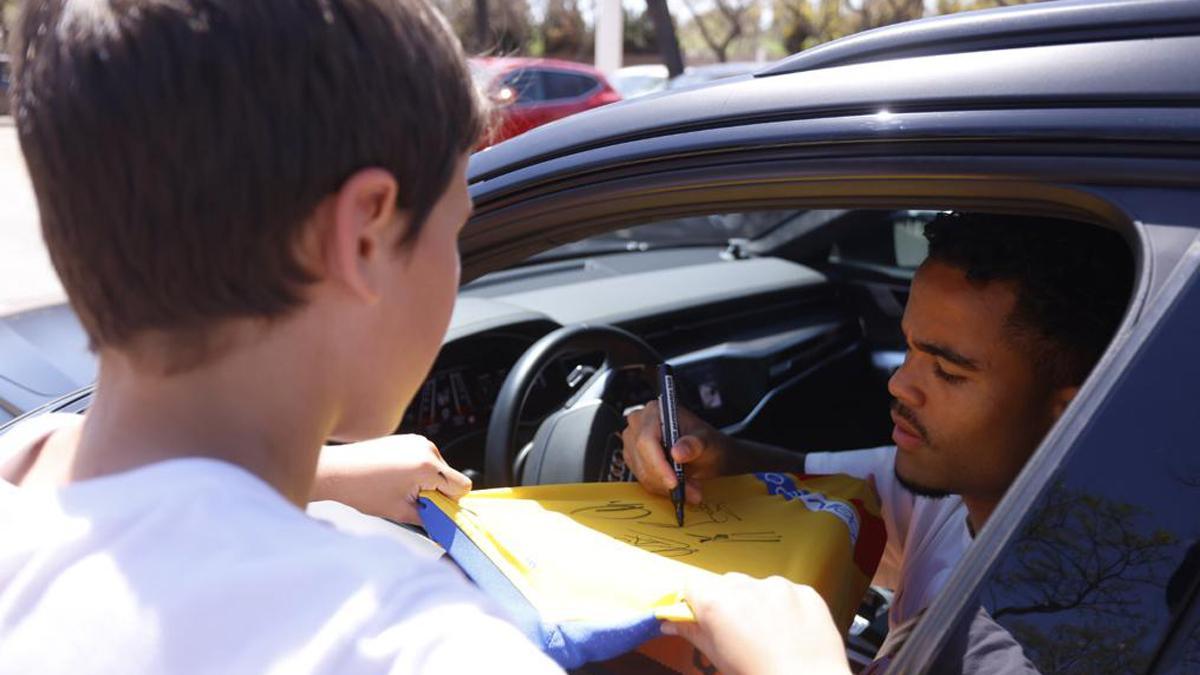 kluivert, firmando autógrafos