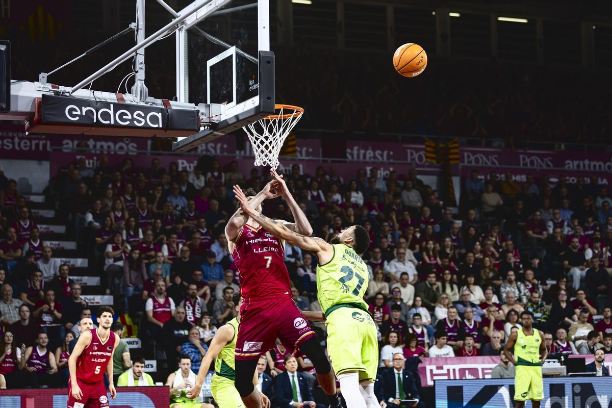 Chase Audige, al fondo de la imagen, preparado para debutar con el Unicaja.