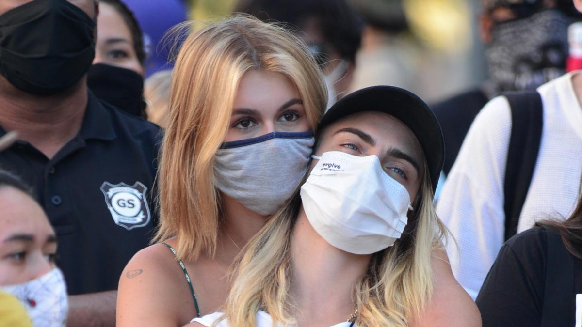 Kaia Gerber y Cara Delevingne, muy cariñosas en la última concentración de 'Black Lives Matter' de Los Ángeles