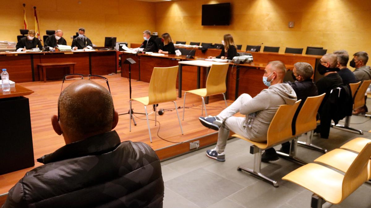 Sis dels acusats pels atacs amb explosius al Paradise, asseguts a la banqueta de la Secció Tercera de l&#039;Audiència de Girona