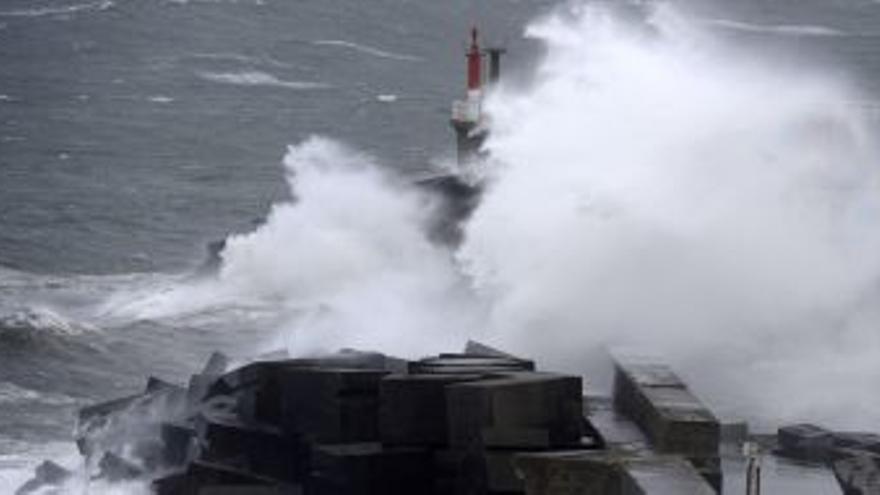 El viento huracanado azota el norte alcanzando rachas de 220 kilómetros