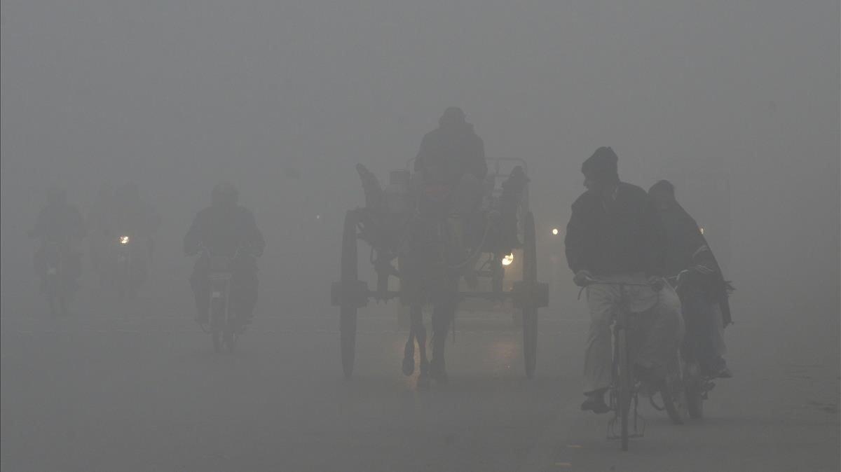 Espesa niebla por contaminación en la ciudad india de Lahore, consecuencia del tráfico y la quema de cosechas que se intensifica con la llegada del invierno.