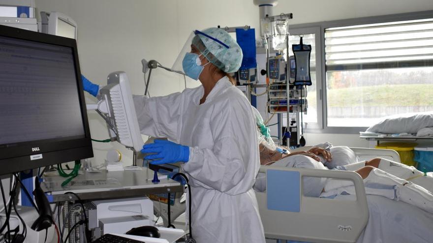 Un dels boxs de l&#039;UCI de l&#039;hospital Santa Caterina de Salt amb un pacient ingressat per coronavirus