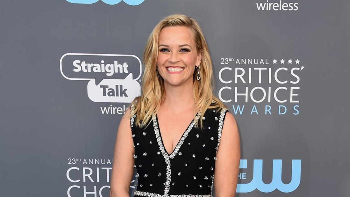 Reese Witherspoon con un vestido corto negro y plateado