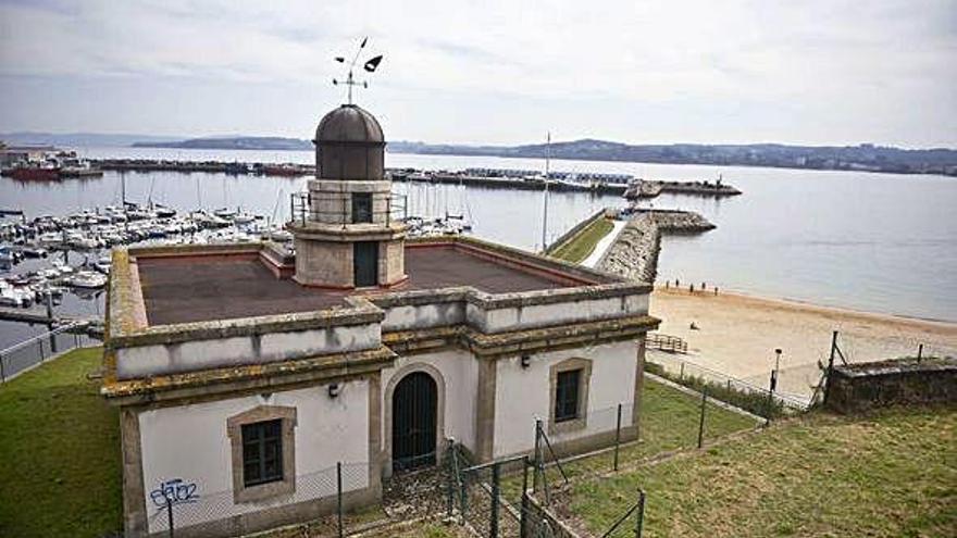 Exterior del faro de Oza.