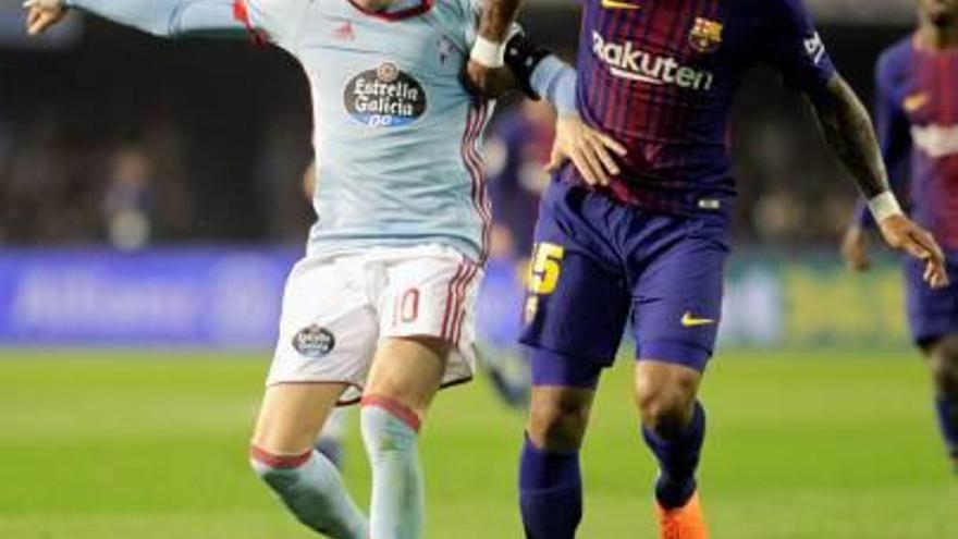 Iago Aspas, autor del 2-2, protegeix la pilota davant Paulinho