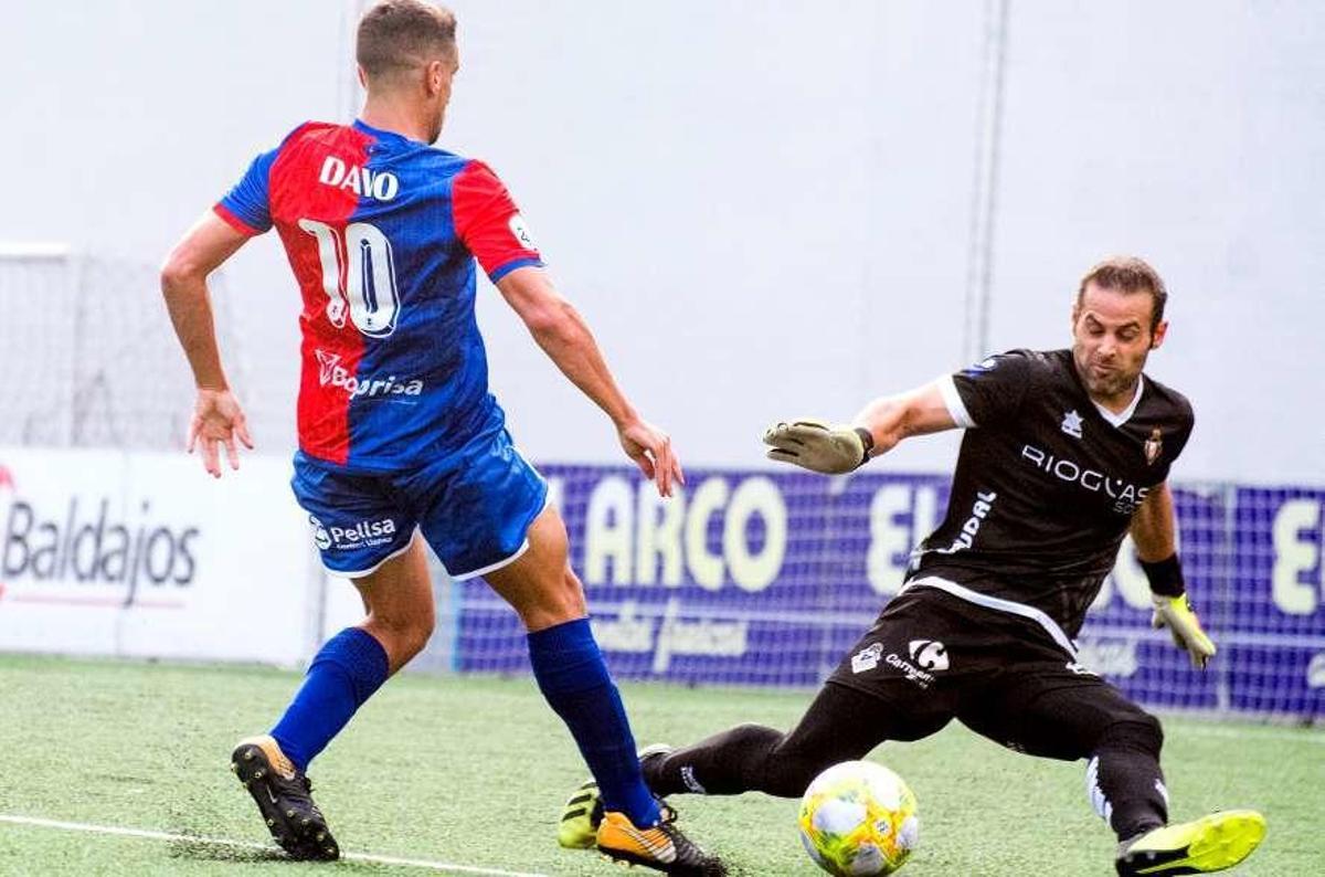 El delantero langreano Davo encara al portero del Caudal Armengol en un partido de pretemporada.