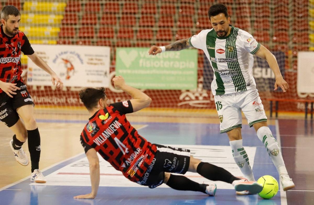 Echavarría controla el balón.