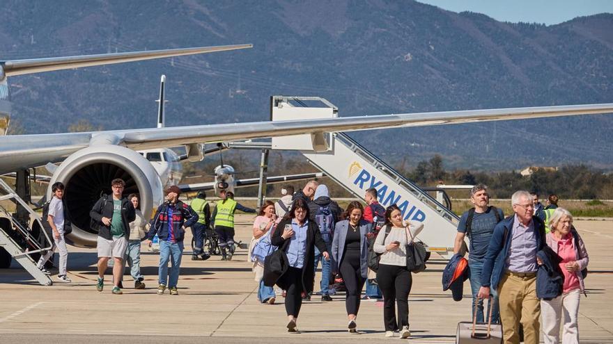 Els turistes que arriben a l'aeroport de Girona tenen dificultats per arribar a destí per la manca de connexions