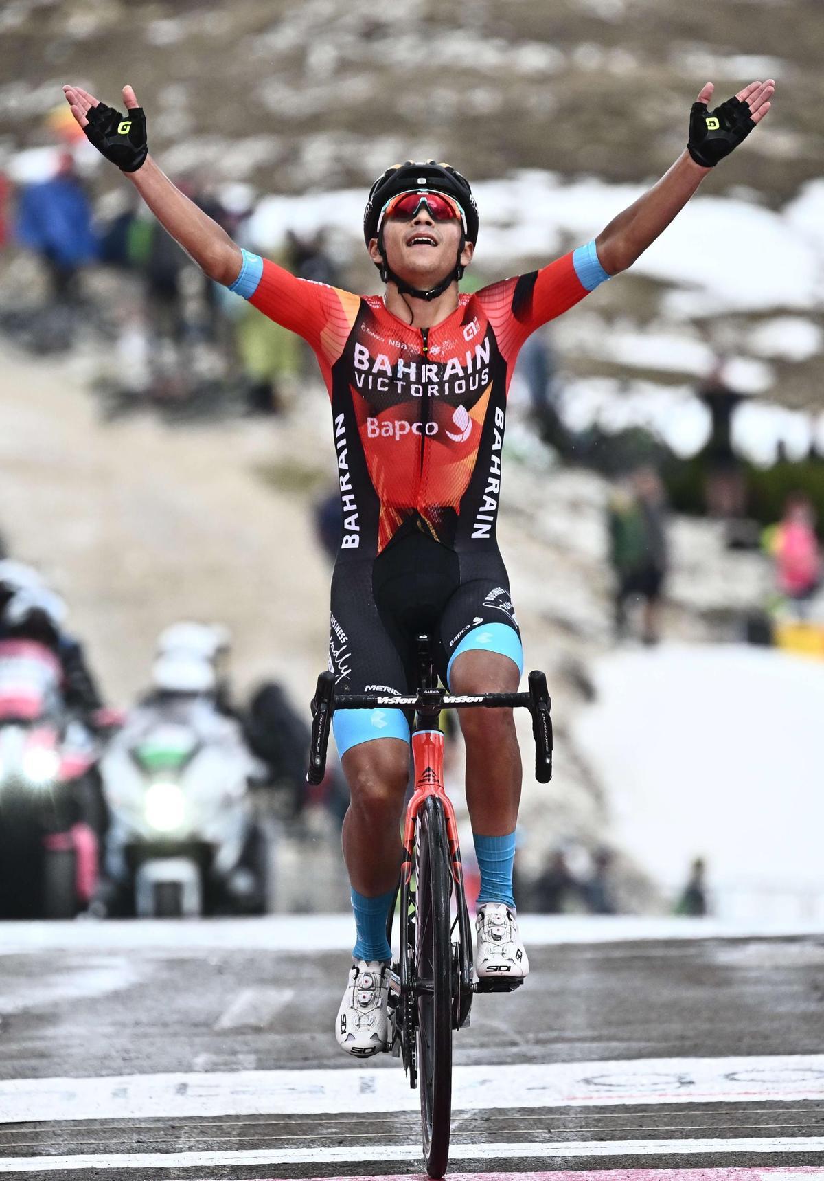 Longarone (Italy), 26/05/2023.- Colombian rider Santiago Butrago Sanchez of Bahrain Victorious wins the 19th stage of the Giro d’Italia 2023 cycling tour, over 183km from Longarone to Tre Cime di Lavaredo, Italy, 26 May 2023. (Ciclismo, Bahrein, Italia) EFE/EPA/LUCA ZENNARO