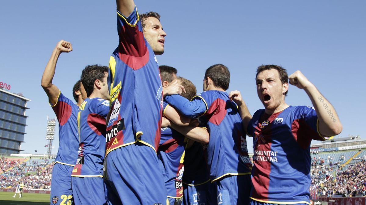 17/04/11 ABRIL 2011 FUTBOL LEVANTE UD PARTIDO VS HERCULES. Fútbol. partidos. equipos. Levante UD. Hércules