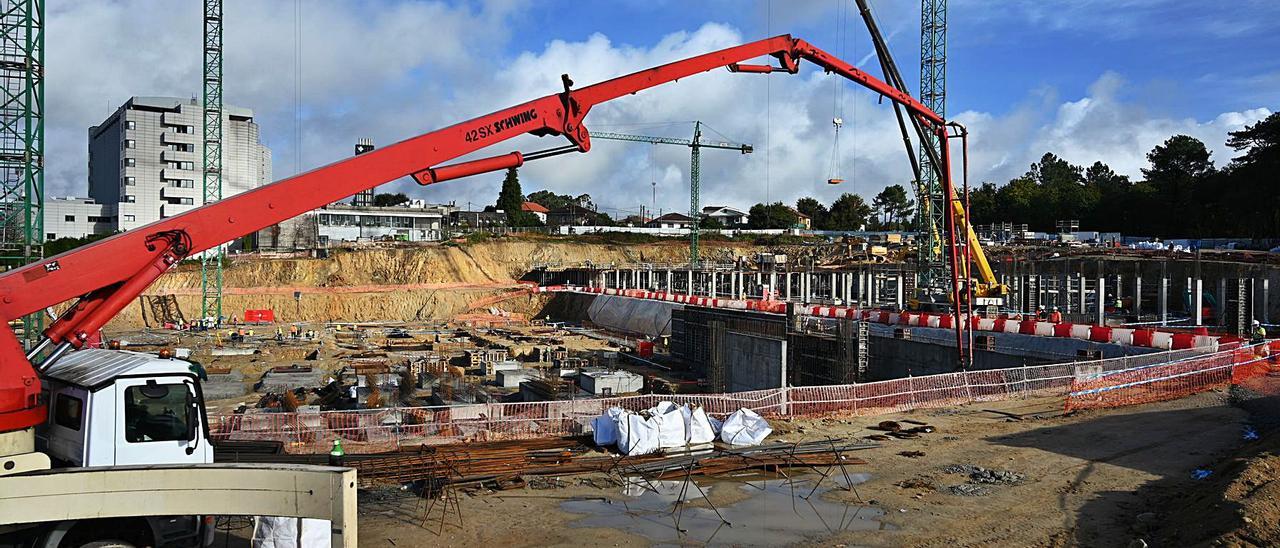 Obras para la ampliación del Hospital Montecelo, ante el edificio actual.   | // R.V.