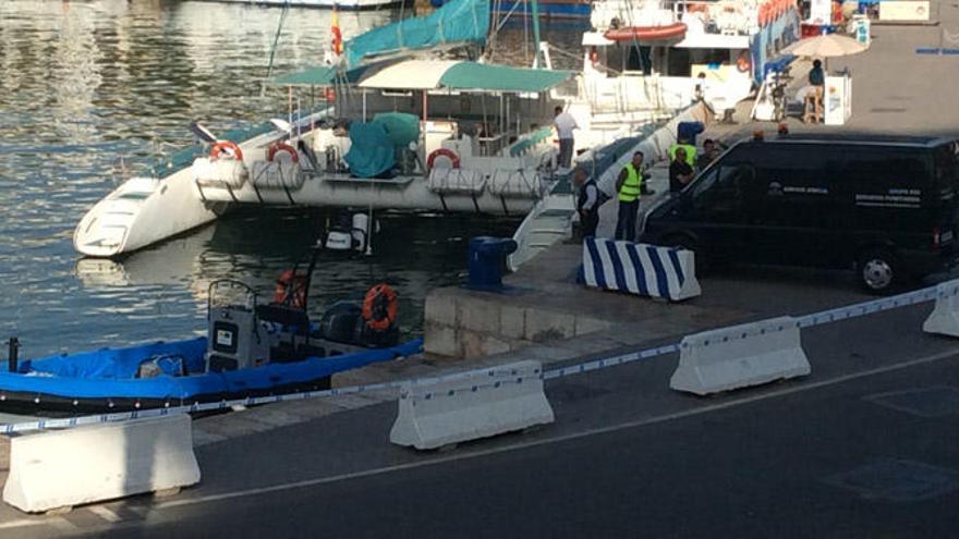 El cuerpo se trasladaba inicialmente a la esquina de los muelles 1 y 2 tras ser rescatado del agua.