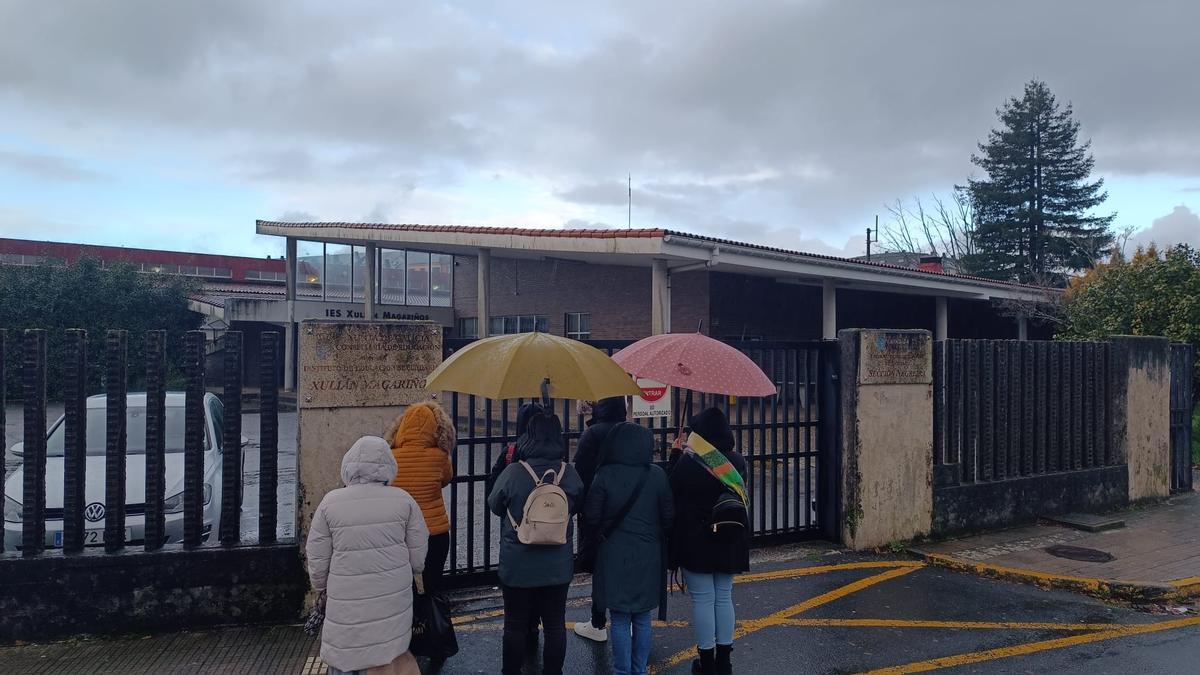 Un grupo de progenitores ante el IES Xulián Magariños, ayer