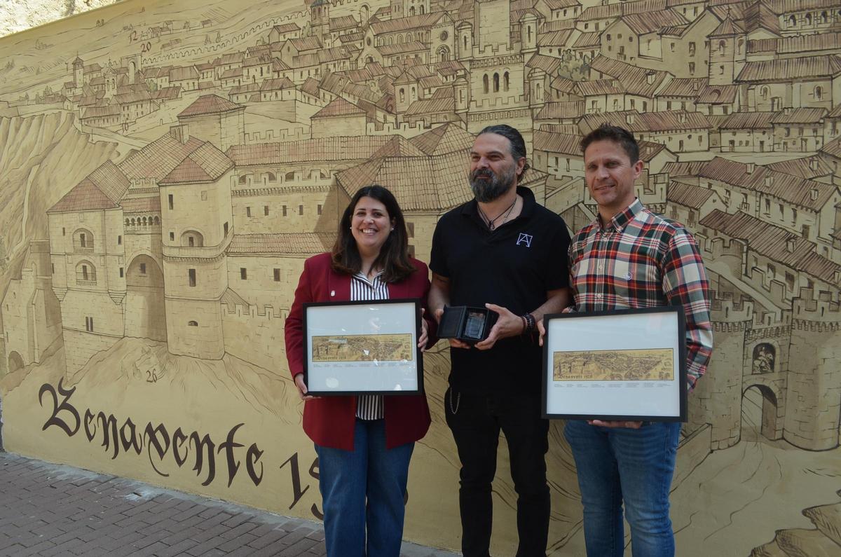 Inaguración del mural con la alcaldesa de Benavente (izquierda), Carlos Adeva (centro) y el concejal de Turismo y Fiestas (derecha).