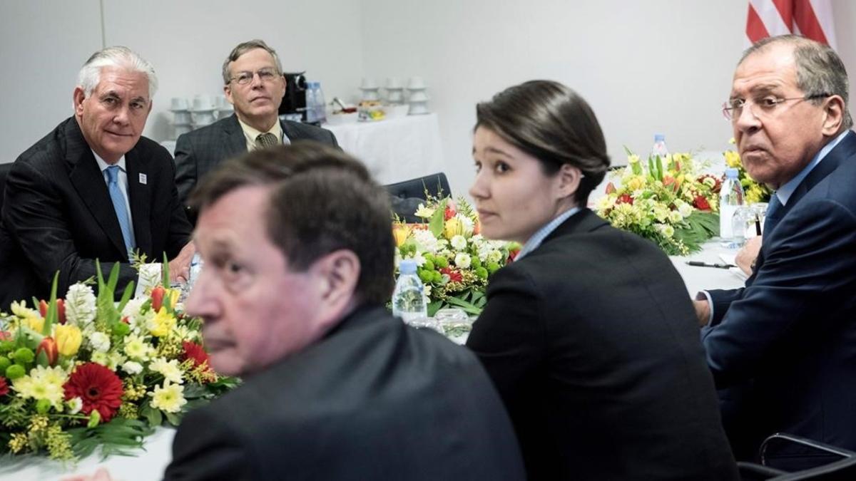 Tillerson (izquierda) y Lavrov (derecha) esperan al inicio de una reunión en Bonn, este jueves.