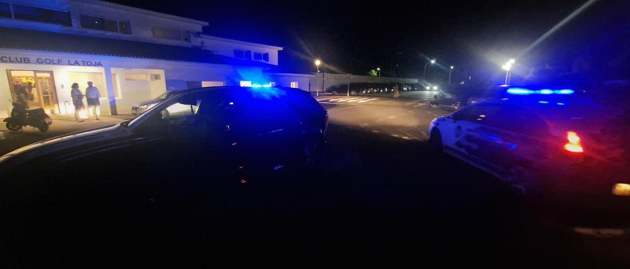 Seguridad privada y presencia policial ante el Beach Club Golf La Toja, el sábado por la noche.