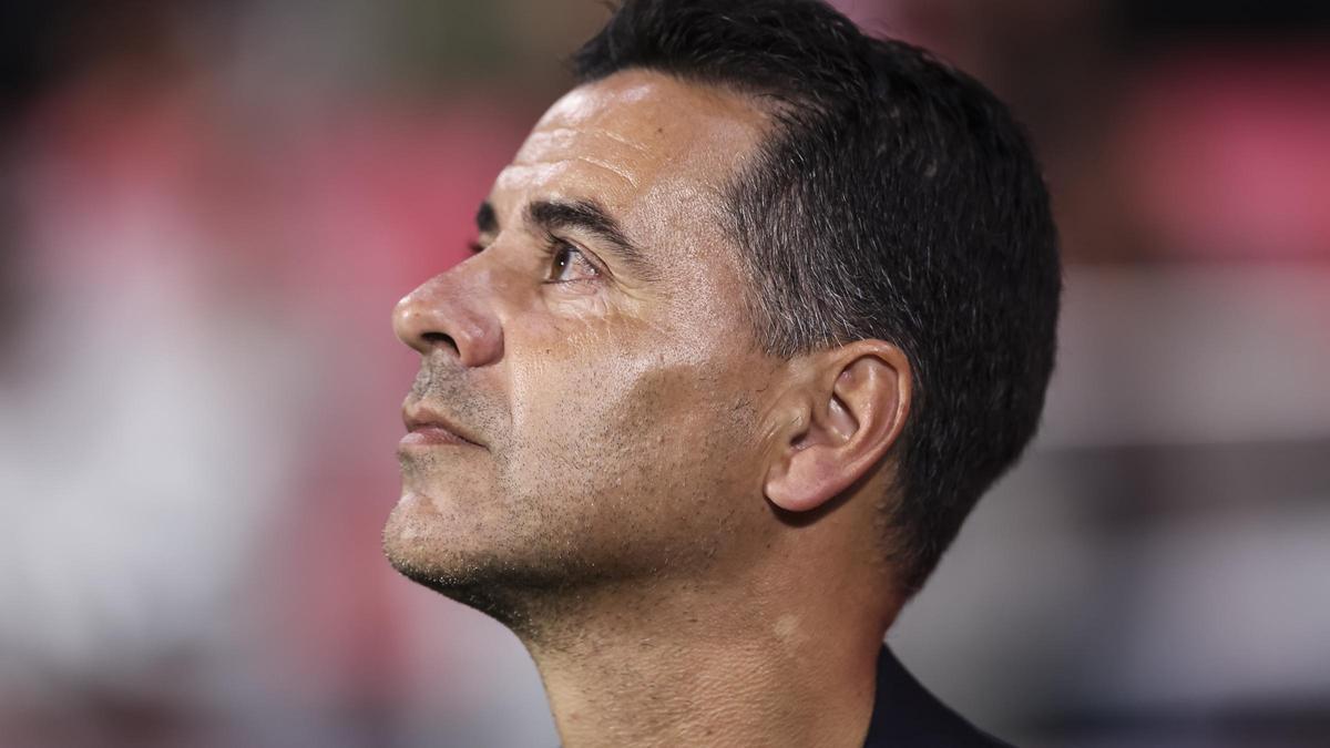 Míchel,el técnico del Girona,durante el duelo contra el Betis en Montilivi.