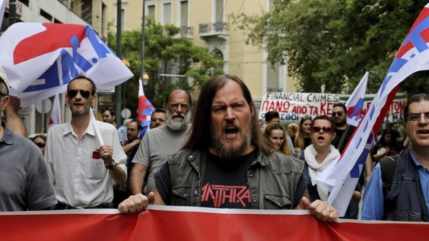 Un grupo de manifestantes protesta en Atenas.