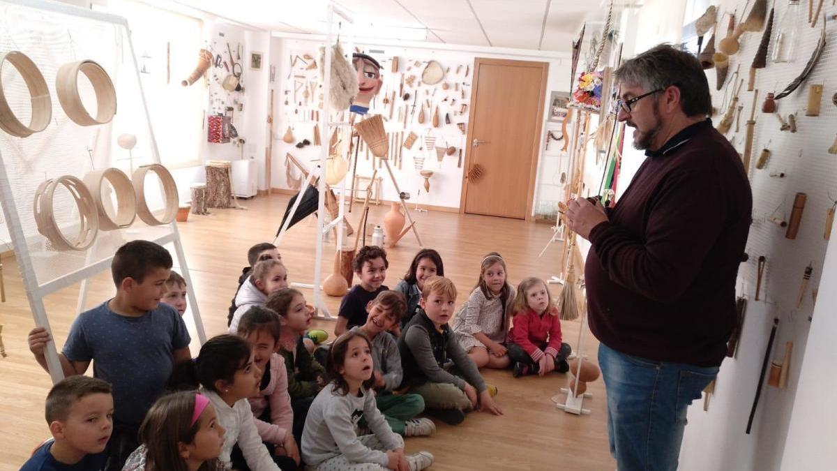 Xavier Blanco, en una charla sobre instrumentos populares con alumnos de Reibón.