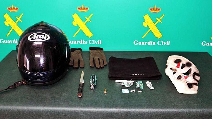 El cuchillo de cocina, la navaja y otros artículos incautados al detenido. | Guardia Civil