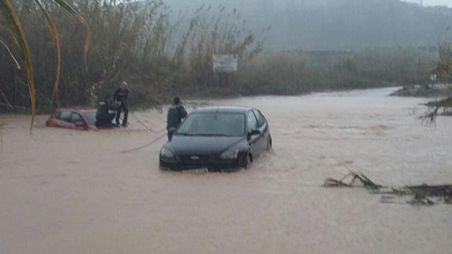 Dos guardias civiles salvan a un conductor en Turís