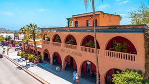 Fachada del Hotel California, en Todos Santos. 