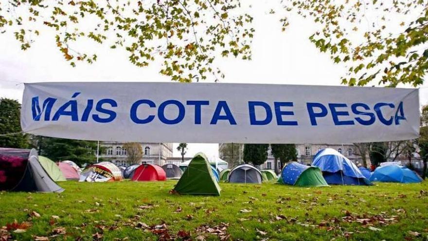 Vista de la acampada de Acerga, ante los edificios de la Xunta, en San Caetano.