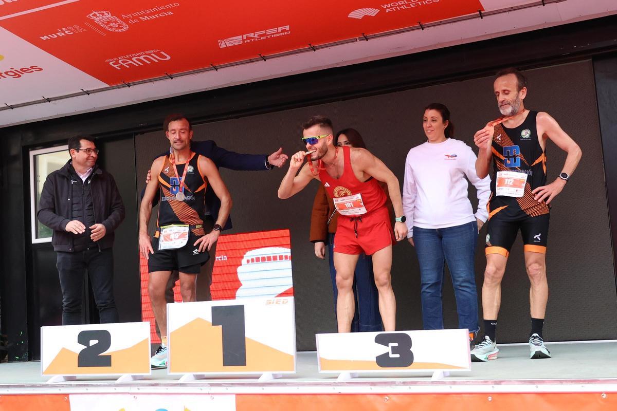 Jordi Amores, Daniel Perán y Kiko Navarro, en el podio regional de la TotalEnergies Murcia Maratón Costa Cálida