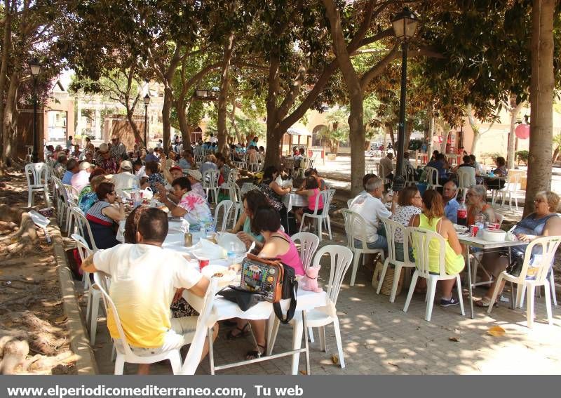 Paella monumental y baile de la tercera edad en la Panderola