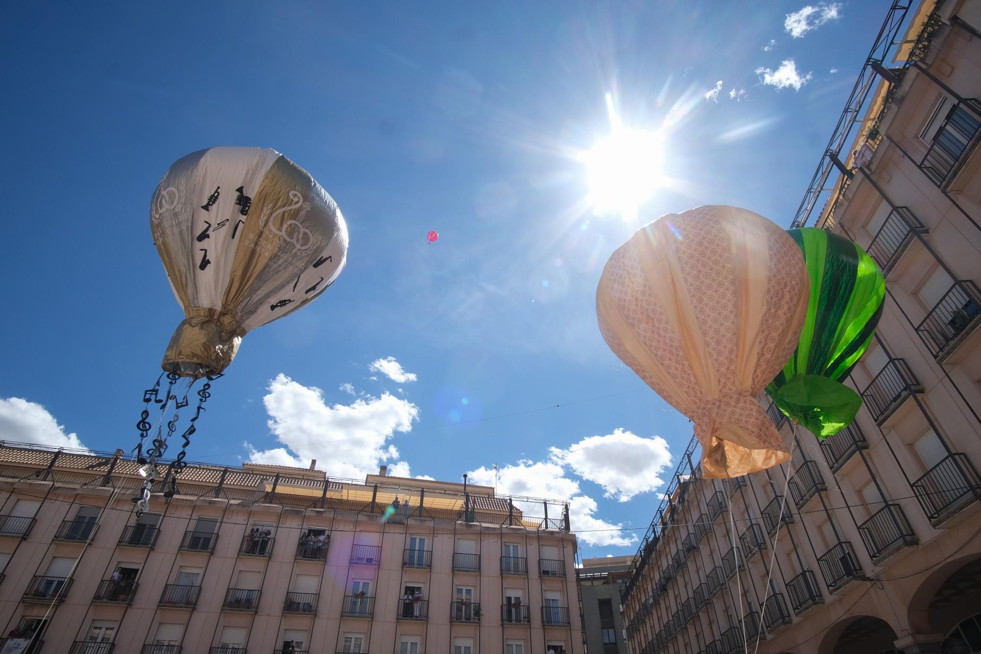 Segundo día de "Correr la traca" y suelta de globos de las Fiestas Mayores de Elda