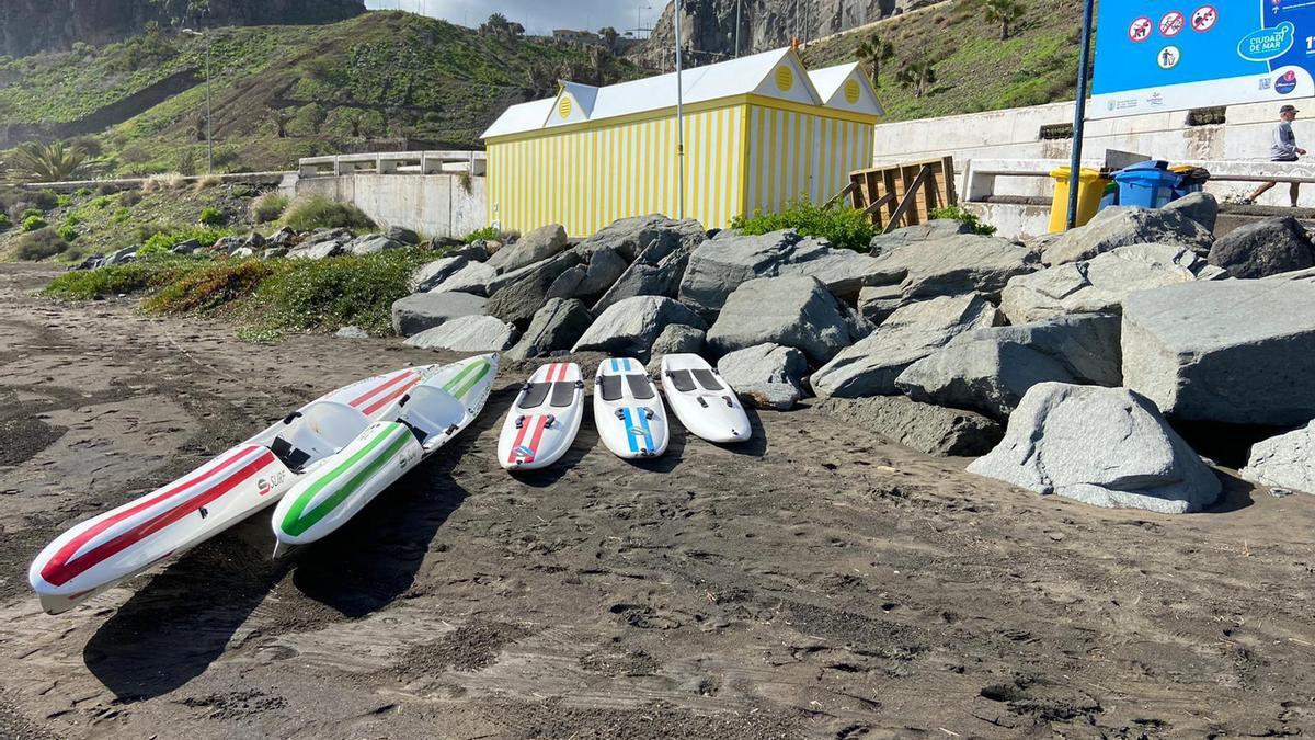 Ciudad de Mar culmina la instalación del aula del mar en la Playa de La Laja