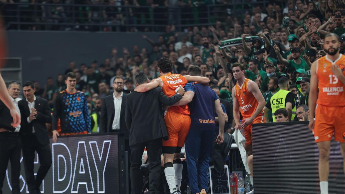 ATHENS (Greece), 06/05/2026.- Valencia Basket's player Josep Puerto leaves injured during the EuroLeague basketball playoffs match between Panathinaikos Athens and Valencia Basket in Athens, Greece, 06 May 2026. (Baloncesto, Euroliga, Grecia, Atenas) EFE/EPA/PETE ANDREOU