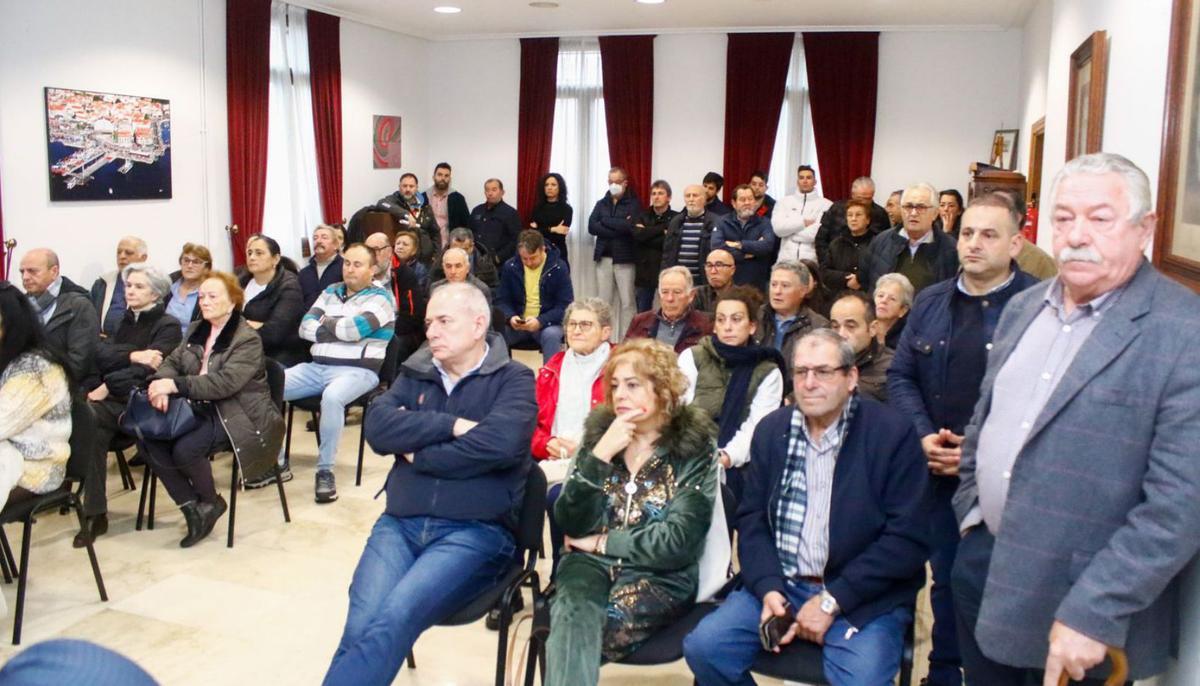 Decenas de vecinos quisieron reconocer a quienes lanzaron el artefacto incendiario a la vivienda.  | // I.A.