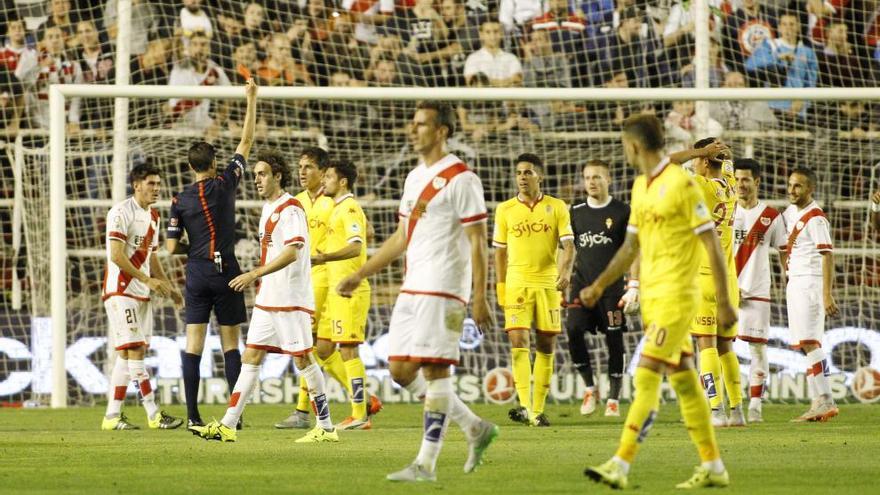 Vicandi Garrido expulsa a Bernardo en la acción del penalti a favor del Rayo Vallecano.