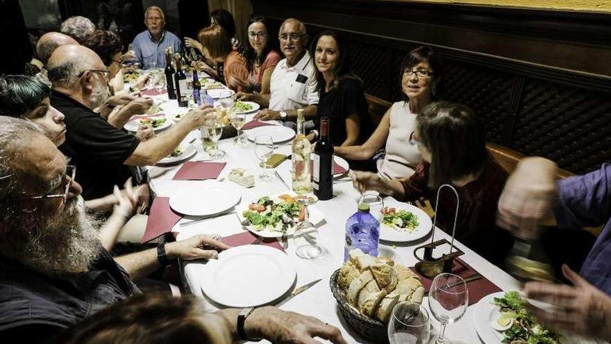 Sentado a la mesa, a la derecha y de polo blanco, José Luis Iglesias, junto a su hija Xana (de negro), ayer.